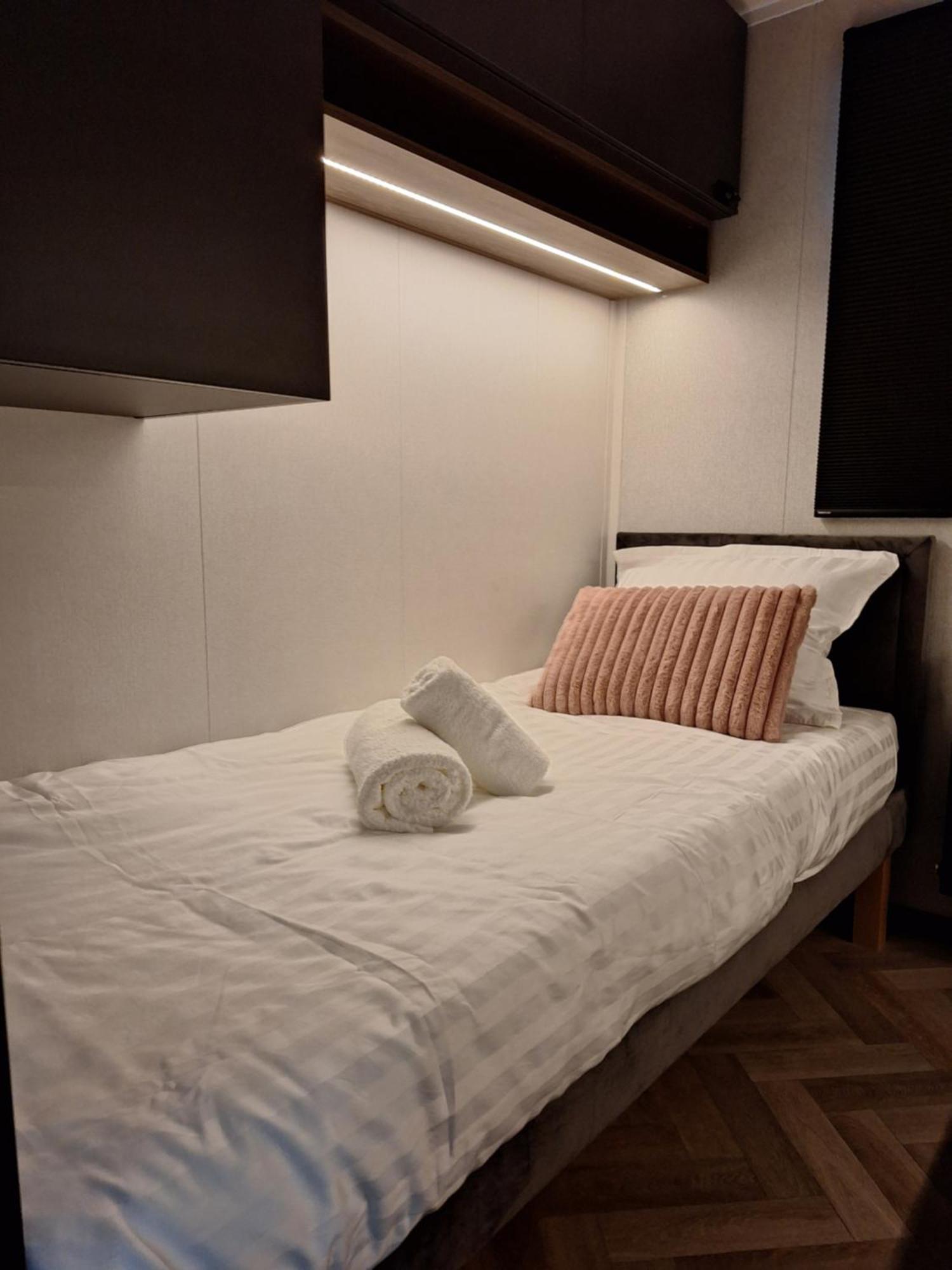 'Relax Lodge Sea' - Wellness Lodge In Zeeland - Private Sauna - Airco - Garden - Outdoor Swimming Pool - Free Wifi, Towels & Bed Linen Heinkenszand 外观 照片